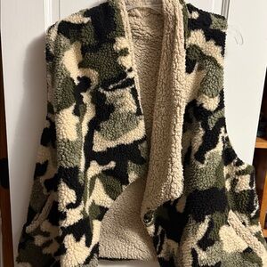 BOUTIQUE TEDDY SHERPA VEST CAMOUFLAGE XXL WOMENS REVERSIBLE UNIQUE!